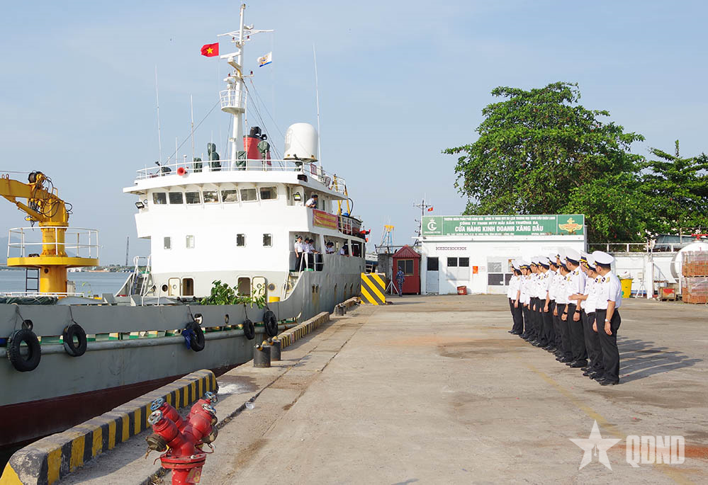 Hải đoàn 129 thăm, chúc Tết cán bộ, chiến sĩ và nhân dân Đặc khu Trường Sa